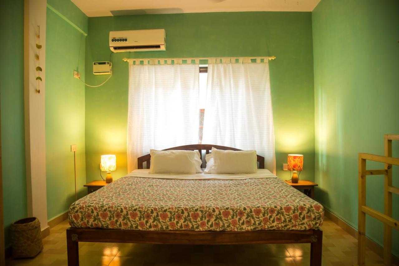 Coco Moon Hotel Morjim Bagian luar foto