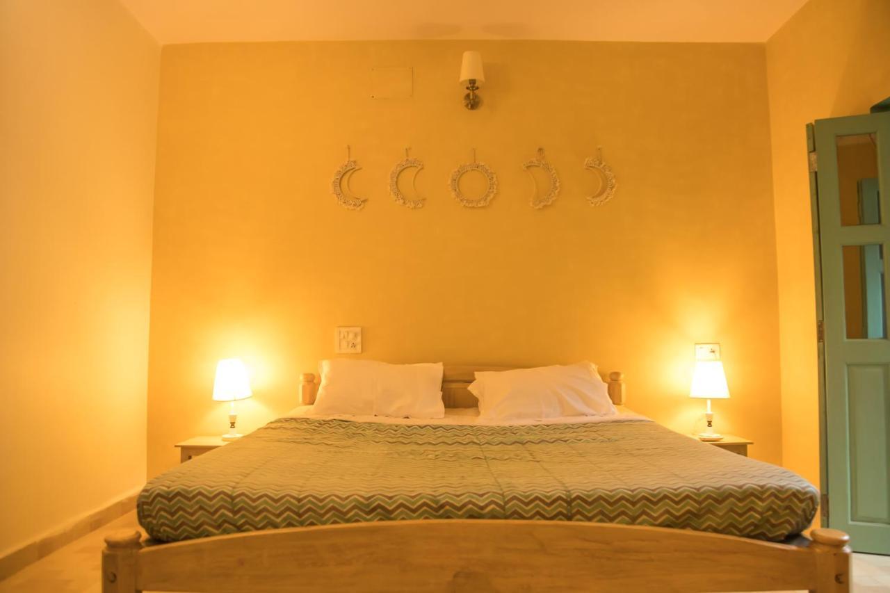 Coco Moon Hotel Morjim Bagian luar foto