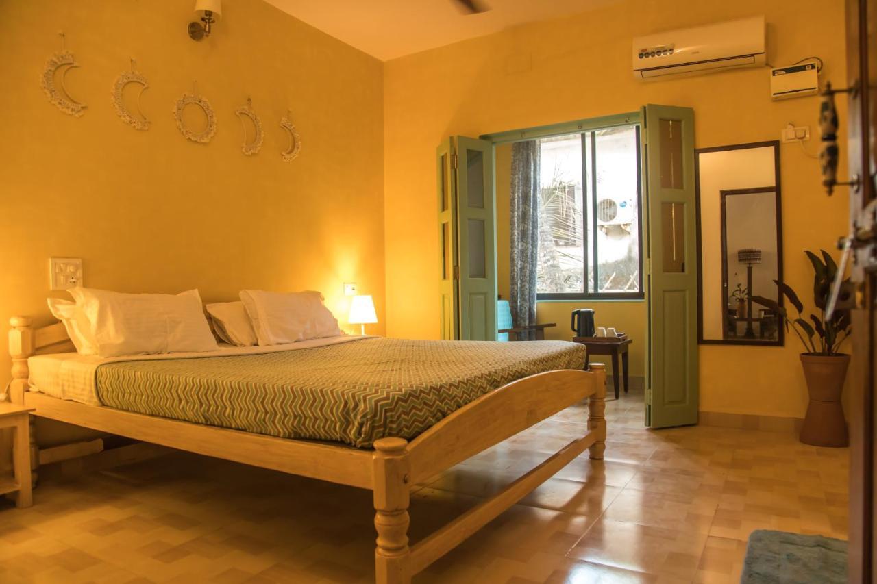 Coco Moon Hotel Morjim Bagian luar foto