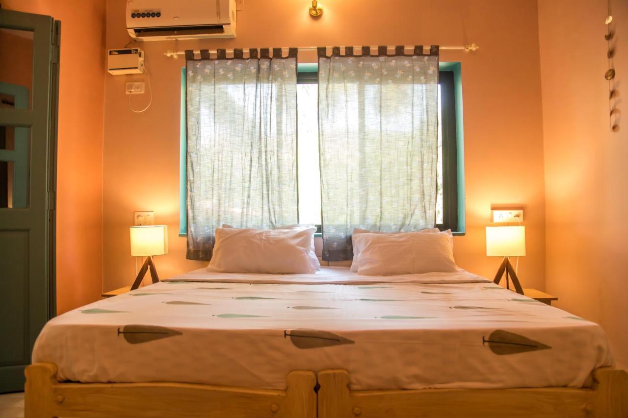 Coco Moon Hotel Morjim Bagian luar foto