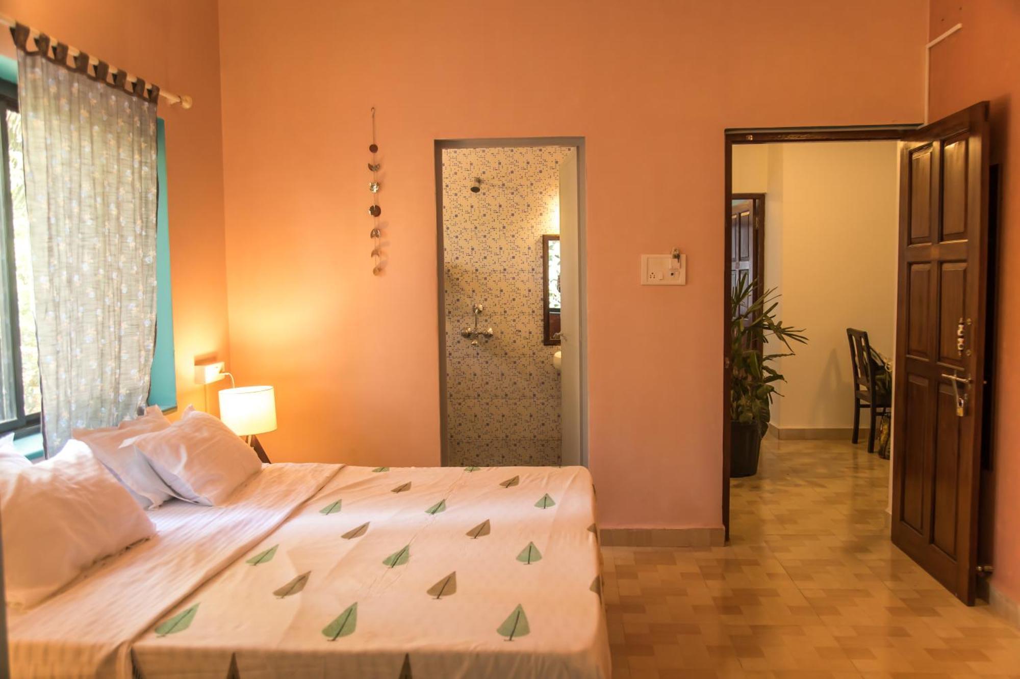 Coco Moon Hotel Morjim Bagian luar foto
