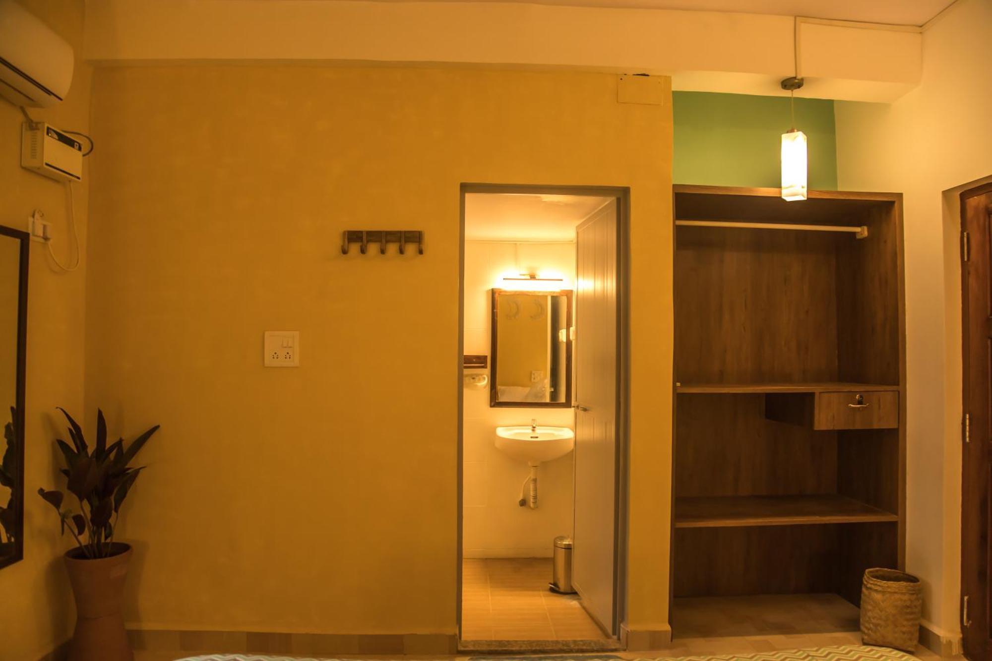 Coco Moon Hotel Morjim Bagian luar foto