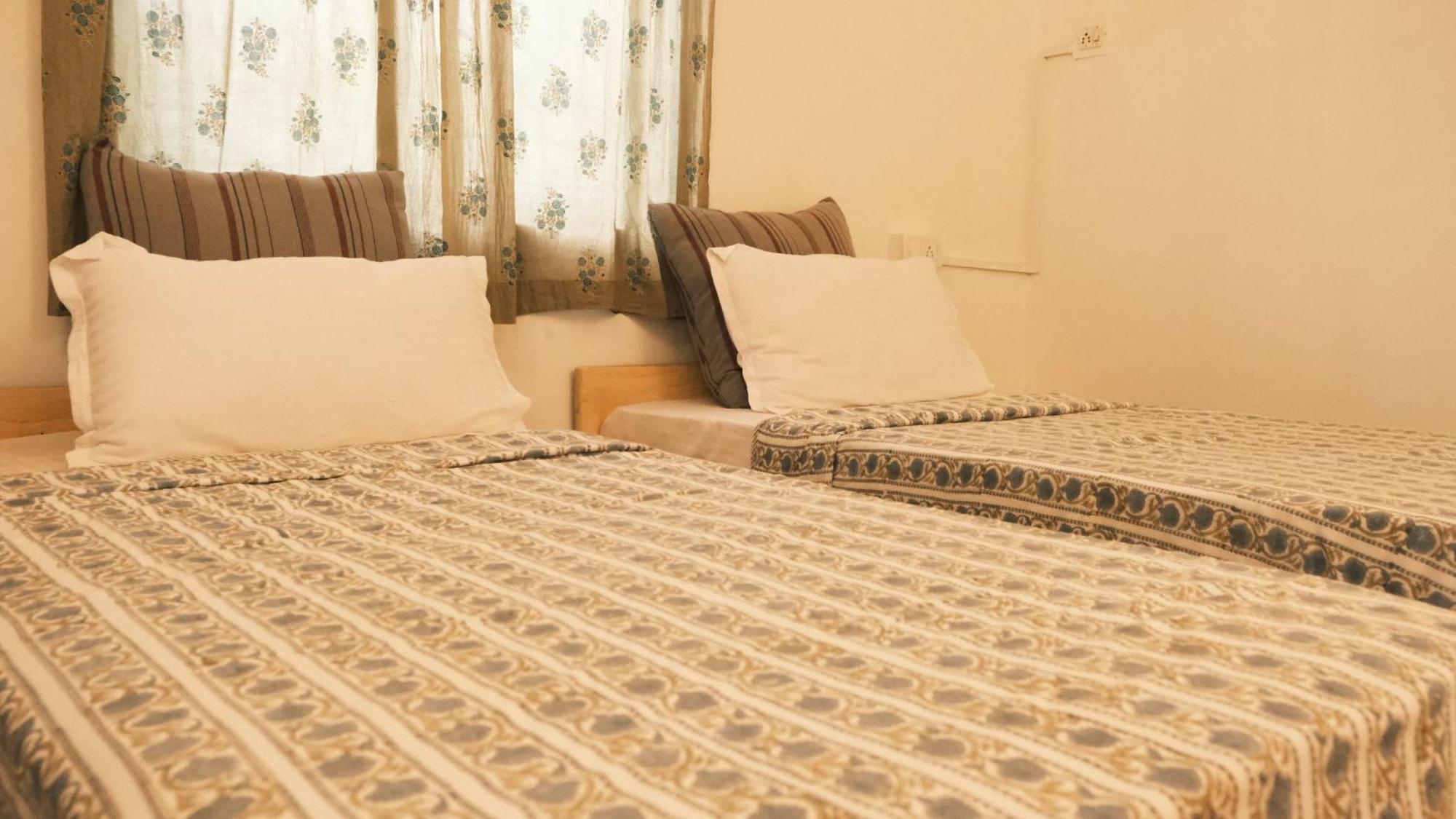 Coco Moon Hotel Morjim Bagian luar foto